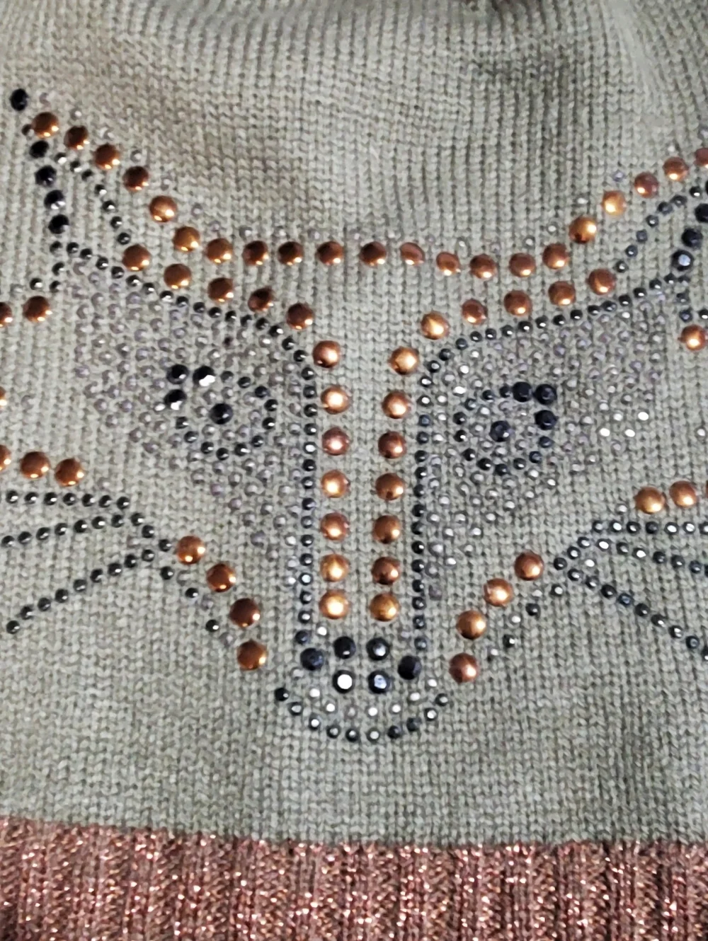 RIBBED KNIT METALLIC FOX BEANIE HAT. GREEN BROWN. COPPER SILVER STUDS. NWOT